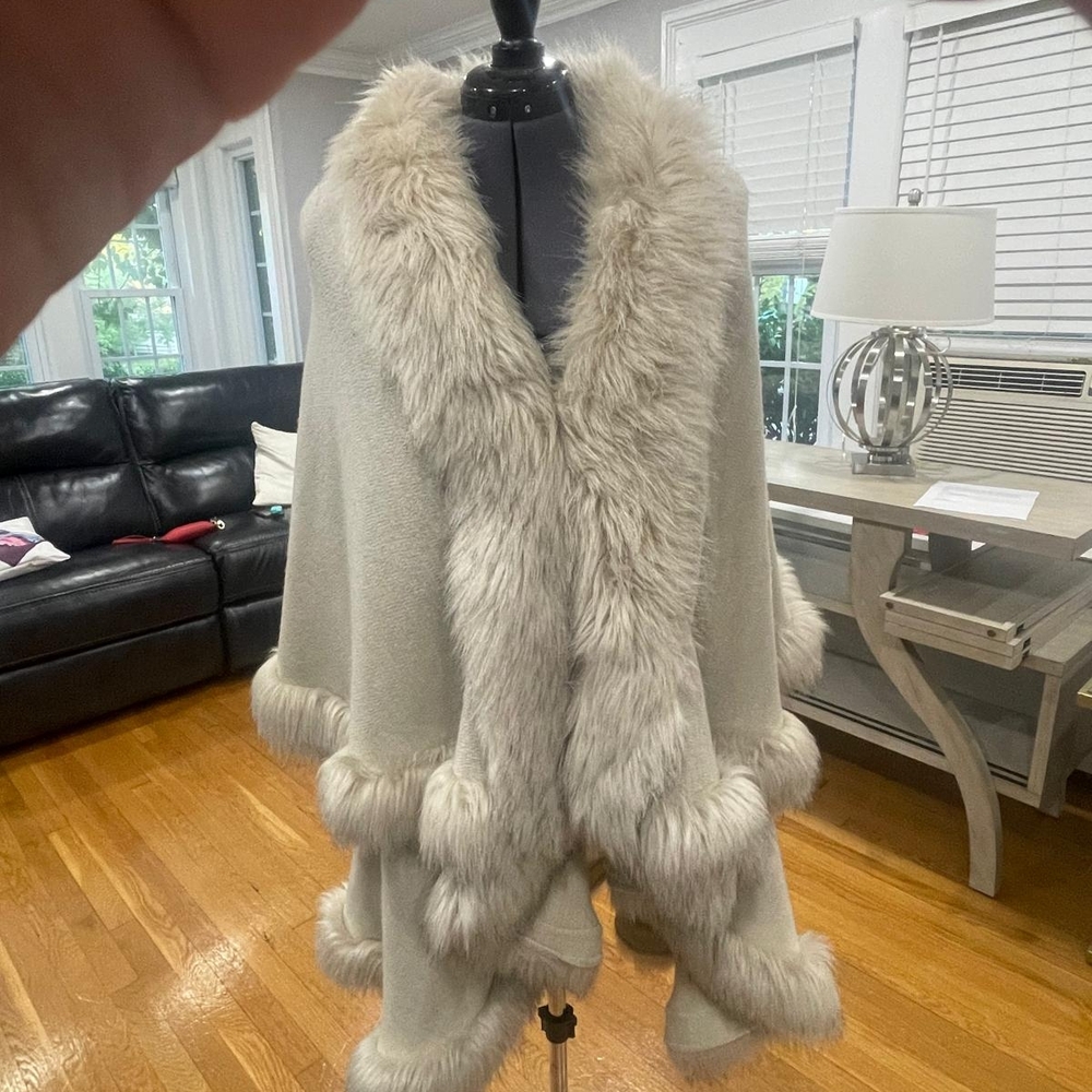 Elegant Cream Fur-Trimmed Women's Sweater